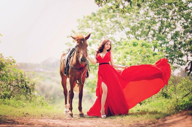 Quỳnh Cherry là một trong những hot girl người dân tộc xinh đẹp, tài năng được cộng đồng mạng săn đón trong thời gian qua. Quỳnh Cherry tên thật là Nông Thị Quỳnh, sinh năm 1994, Bắc Giang – hiện là sinh viên trường Đại học Nội Vụ Hà Nội.