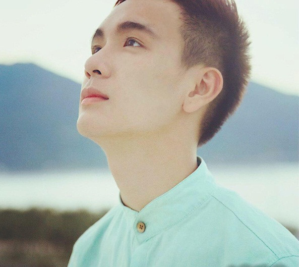 Nguyễn Đình Quang sinh năm 1995, quê Cao Bằng. Hiện là sinh viên năm thứ 2, khoa Kinh tế, trường ĐH Luật Hà Nội. Là con trai nhưng Quang sở hữu làn da trắng ngần, khuôn mặt đẹp trai như các oppa Hàn Quốc.