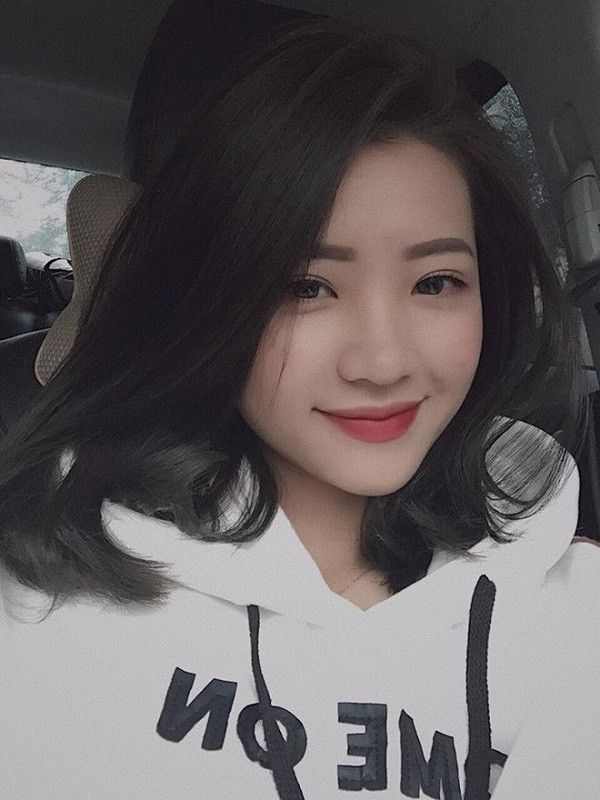 Cô bé Kim Anh vừa cận, vừa đen năm nào hiện là sinh viên ĐH Sư phạm Nghệ thuật Trung Ương. Cô nàng xinh đẹp, rạng rỡ ở tuổi 22.