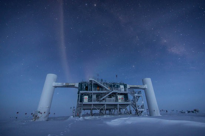 3. Hạt ma quỷ: "Ghost Particle", tức hạt ma quỷ, là tên mà các nhà khoa học đã đặt cho neutrino. Đó là một hạt khó hiểu, vô hình, không thể nắm bắt, có nguồn gốc vũ trụ, có thể đi xuyên qua vật chất, xuyên qua cả trái đất như một bóng ma mà gần như không bị ảnh hưởng bởi các định luật vật lý thông thường.