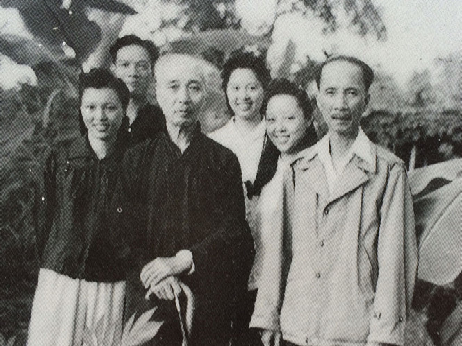 Sau này ông đi theo cách mạng, là Ủy viên Trung ương Hội Liên Việt. Bức ảnh gia đình Tổng đốc Vi Văn Định ở Chiêm Hóa, Tuyên Quang năm 1948. Người chống ba-toong là ông Vi Văn Định, người đứng bên phải là GS Hồ Đắc Di; đứng hàng sau, bên trái là TS Nguyễn Văn Huyên; cùng ba tiểu thư nhà họ Vi: Vi Kim Ngọc, Vi Kim Phú, Vi Nguyệt Hồ. Kháng chiến thành công, ông về sống ở Hà Nội, làm Ủy viên Trung ương Mặt trận Tổ quốc Việt Nam.