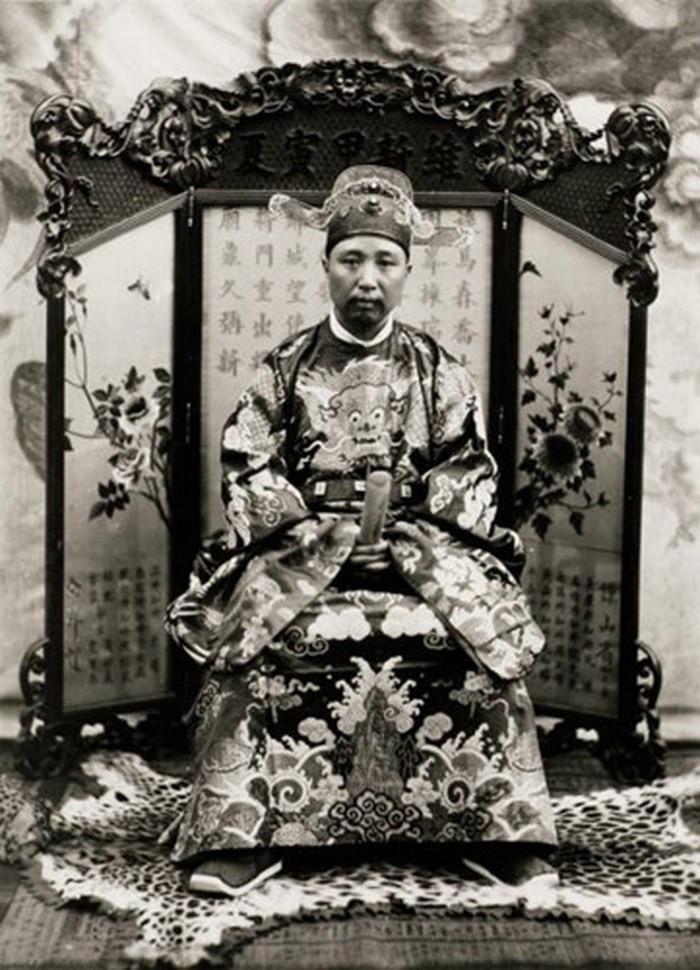 Ông Vi Văn Định (1878-1975) là đời thứ 13 kể từ khi cụ tổ lên đây lập ấp. Ông thay cha đảm trách việc quan, trấn ải một vùng rộng lớn khu vực biên giới phía Bắc. Năm 1928, triều đình nhà Nguyễn điều ông về nhậm chức ở Thái Bình, thăng làm Tổng đốc. Sau đó ông tiếp tục làm Tổng đốc Hà Đông và được tấn phong Hiệp tá Đại học sĩ, hàm Thái tử Thiếu Bảo, nghỉ hưu năm 1942.