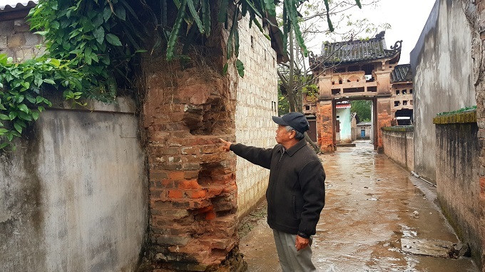 Ông Hoàng Văn Báo (SN 1949) - người trông nom khu tưởng niệm, nhà thờ tổ họ Vi, đưa phóng viên đi thăm quan những dấu tích còn lại của khu biệt phủ.