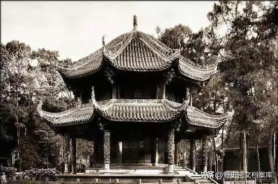 11. Cung điện Thành Đô, Khánh Dương, không rõ tuổi: Cung điện này vẫn còn được giữ lại cho đến ngày nay.
