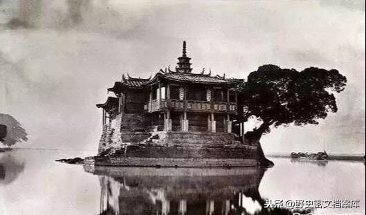 1. Đền Xiao trên đảo Xiaojiang ở Phúc Châu, Trung Quốc 1870-1871: Vẻ đẹp thanh tao, thoát tục của đền Xiao.