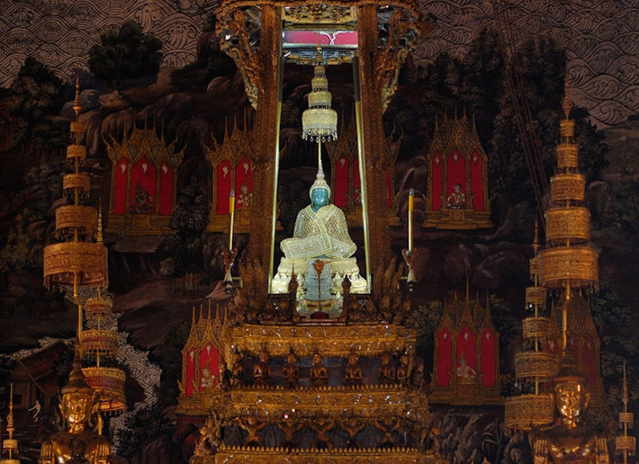 2. Đền Phật Ngọc: Một ngôi chùa Phật khác ở Bangkok là Wat Phra Kaew, Đền Phật Ngọc, nằm trong khuôn viên của Cung điện Lớn. Tòa nhà chính của đền là Ubosoth, nơi thờ tượng Phật Ngọc - một trong những bức tượng Phật lâu đời nhất và nổi tiếng nhất trên thế giới. Theo truyền thuyết, Phật ngọc được tạo ra ở Ấn Độ năm 43 trước Công nguyên tại thành phố Pataliputra, tại đây bức tượng đã được 300 năm tuổi. Vào thế kỷ thứ 4 sau Công nguyên, bức tượng được các nhà sư đưa đến Sri Lanka nhằm bảo vệ tượng khỏi chiến tranh. Cuối cùng, bức tượng được chuyển đến Thái Lan, đến chùa Wat Phra Kaew năm 1779. Bức tượng có ba bộ quần áo bằng vàng khác nhau, Quốc vương Thái Lan sẽ thay đổi trang phục cho bức tượng phù hợp theo mùa tại buổi lễ.