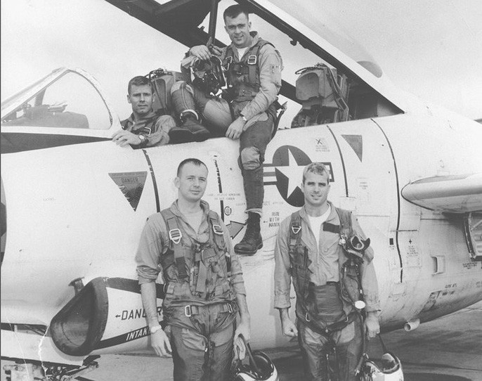 Ông John McCain gia nhập Học viện Hải quân Mỹ và tốt nghiệp năm 1958. Sau đó, ông trở thành phi công trong Hải quân Mỹ và tham gia chiến tranh Việt Nam. Ảnh chụp ông McCain (hàng dưới - bên phải) cùng Phi đội Hải quân Mỹ năm 1965. Ảnh: Business Insider