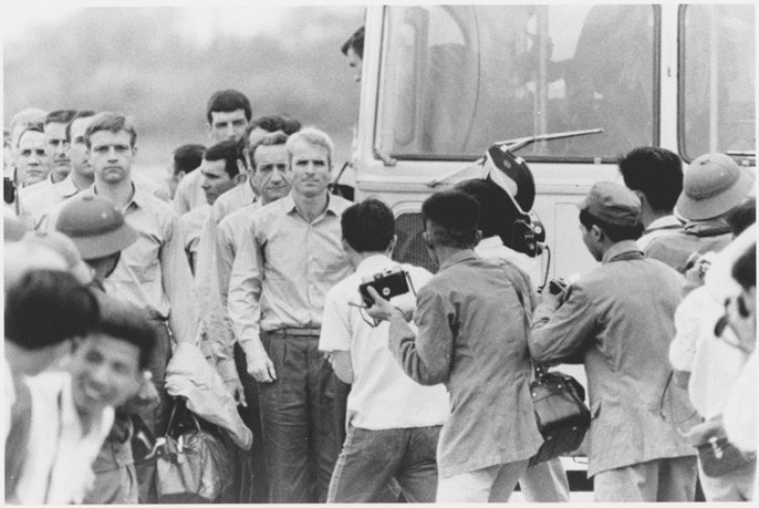 Sau quãng thời gian ngồi tù 5 năm 6 tháng, ông McCain được trả tự do vào ngày 14/3/1973. Ảnh chụp ông McCain dẫn đầu đoàn tù binh Mỹ được trả tự do. Ảnh: Business Insider