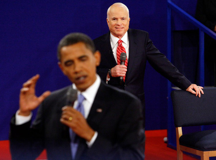 Thượng nghị sĩ McCain tuyên bố tái tranh cử tổng thống vào năm 2008. Lần này, ông McCain giành chiến thắng trong cuộc bầu cử ứng viên tổng thống nội bộ đảng Cộng hòa . Tuy nhiên, trong cuộc đua vào Nhà Trắng, ông McCain không thể đánh bại ứng viên của đảng Dân chủ vào thời điểm đó là ông Barack Obama. Dù thất bại, ông McCain vẫn gửi lời chúc mừng ông Obama. Ảnh chụp ông McCain lắng nghe ông Obama trả lời câu hỏi trong buổi tranh luận tổng thống vào ngày 7/10/2008. Ảnh: AP.