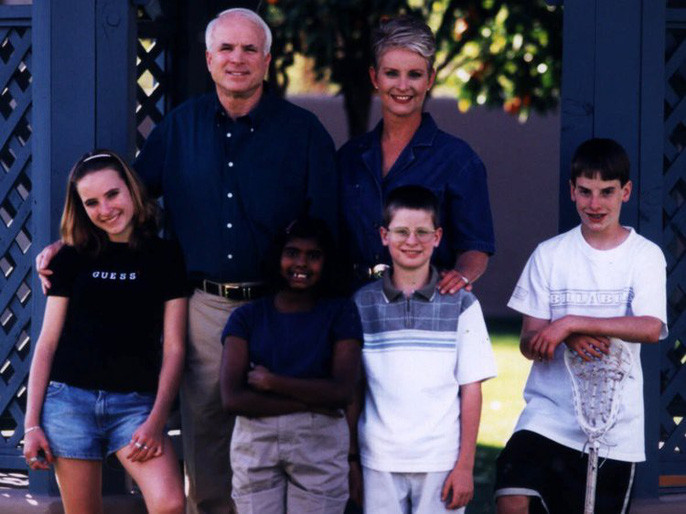 Đến năm 1980, ông McCain cưới bà Cindy Hensley. Họ có cùng nhau 3 đứa con và nhận nuôi một đứa bé ở Bangladesh. Ảnh: AP