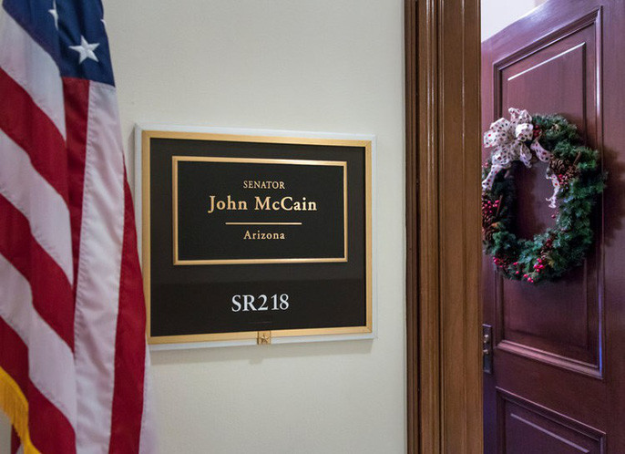 Vaò ngày 25/8, Văn phòng của Thượng nghị sĩ McCain thông báo ông đã qua đời ở tuổi 81 vào lúc 16 giờ 28 phút. Ông McCain gần như dành cả cuộc đời của mình, từ phi công Hải quân đến Thượng nghị sĩ, để phục vụ nước Mỹ. Ảnh: Reuters.