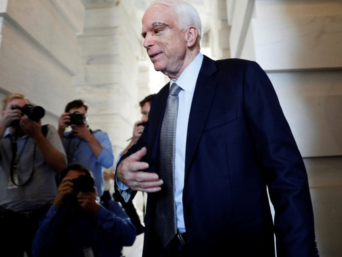 Vào tháng 7/2017, Thượng nghị sĩ McCain cho biết ông bị chẩn đoán ung thư não. Ông McCain được nhiều người gửi lời cầu chúc, bao gồm các nhà lập pháp của lưỡng đảng, trong suốt thời gian điều trị. Ảnh: Reuters