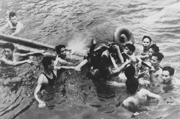 Vào ngày 26/10/1967, máy bay của ông McCain bị bắn hạ ở Hà Nội. Ông McCain khi đó phải nhảy dù xuống hồ Trúc Bạch, được người dân cứu sống và đưa vào bệnh viện chữa trị trước khi bị đưa vào nhà tù Hỏa Lò mà người Mỹ thường gọi là "Hilton Hà Nội". Ảnh chụp ông McCain được người dân Hà Nội đưa vào bờ. Ảnh: Reuters
