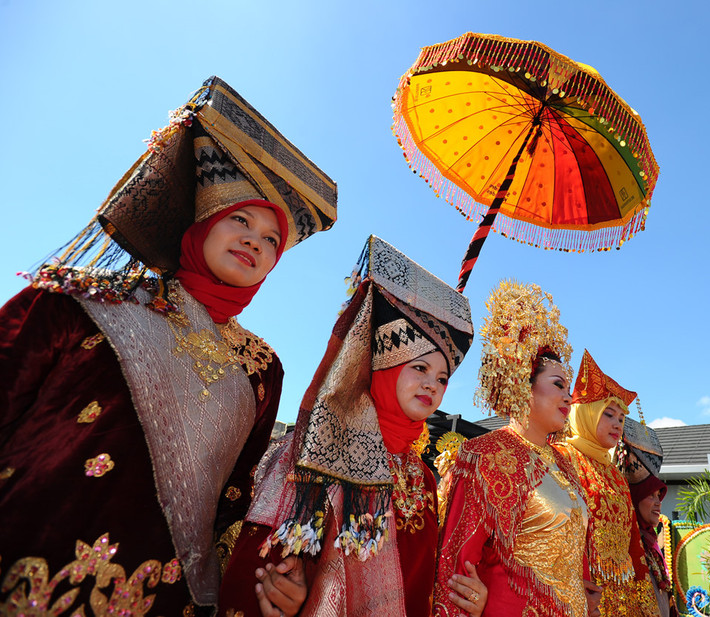 Du khách đến thăm tây Sumatra, Indonesia có lẽ sẽ không ấn tượng quá nhiều với vẻ đẹp của hồ và đồi núi nơi đây. Thay vào đó, họ sẽ rất nhớ những người Minangkabau từ phong tục đến văn hoá, đặc biệt là vai trò của người phụ nữ. Ảnh: Bondo.