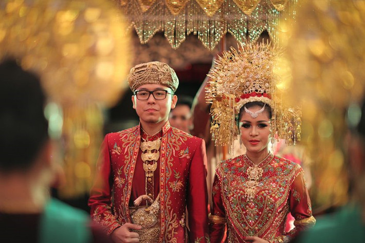 Khi một cặp vợ chồng kết hôn, chú rể sẽ chuyển đến sinh sống tại nhà cô dâu. Mọi quyết định trong gia đình đều được cân nhắc giữa ý kiến của cả vợ và chồng trên cơ sở tôn trọng lẫn nhau. Tuy nhiên, phụ nữ nắm quyền quyết định chính trong các vấn đề liên quan đến hoạt động gia đình, thu chi, mua sắm và giáo dục trẻ em…
