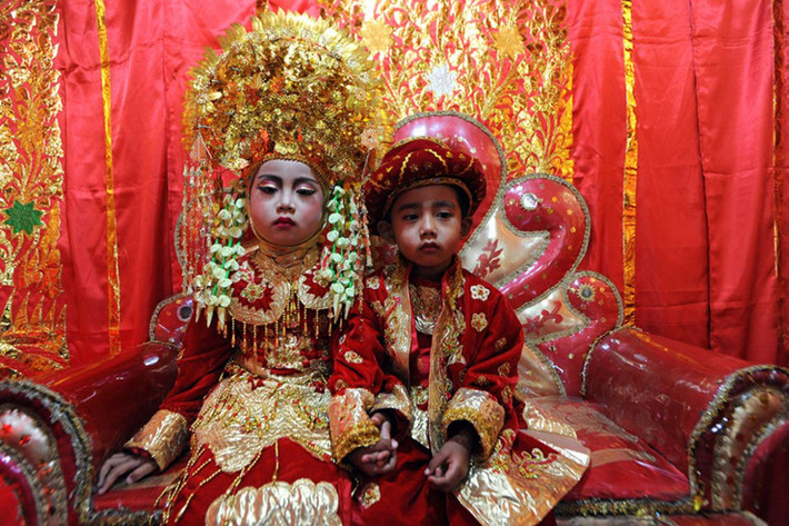 Trẻ em người Minangkabau mỗi dịp sinh nhật sẽ đón lễ aquika với những bộ trang phục truyền thống lộng lẫy. Những chiếc mũ cầu kỳ tượng trưng cho tinh thần dũng cảm của tộc người Việt cổ sinh sống tại Indonesia.
