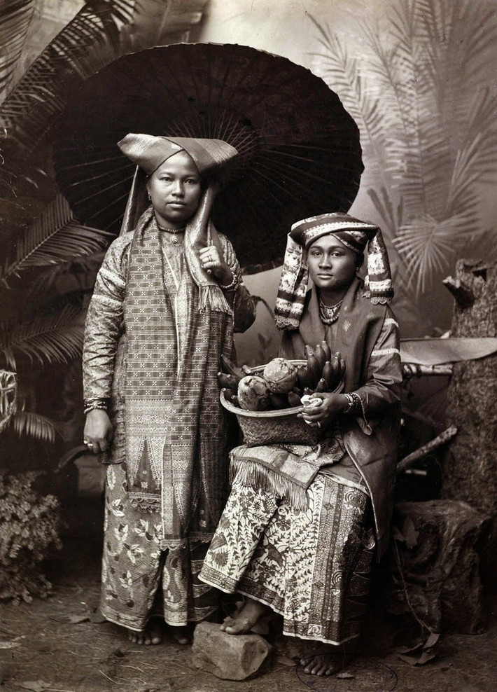 Người Minangkabau trong trang phục truyền thống cổ đã sinh sống tại Indonesia từ lâu đời. Đàn ông và phụ nữ tộc người Minangkabau có những khái niệm bình đẳng như các xã hội khác. Dù căng thẳng có thể xảy ra đôi lúc, vị trí người phụ nữ vẫn được tôn trọng bởi toàn thể cộng đồng. Phụ nữ có thể tự do báo cáo, lên án mọi hành động bạo lực về tinh thần hay thể xác trong gia đình mình. Ảnh: PadangscheBodenvanlen.