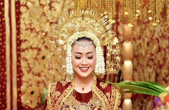 Nhắc đến đạo Hồi, nhiều người thường nghĩ đến các chế độ hà khắc và số phận nhỏ bé của người phụ nữ. Nhưng với tộc người Minangkabau, vị trí của người phụ nữ trong gia đình và xã hội đặc biệt hơn cả. Đến đảo Sumatra, nếu hỏi người dân chắc chắn du khách sẽ nhận được câu trả lời: “Phụ nữ là chủ gia đình”. Theo đó, phụ nữ và nam giới trong gia đình chia sẻ quyền lực và tuân thủ nguyên tắc giữ trọn vẹn trách nhiệm, bảo vệ lẫn nhau trong xã hội.