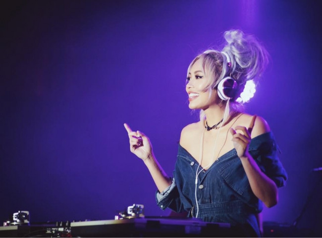 Và dù là với trang phục nào đi chăng nữa thì nàng DJ luôn giữ được nét quyến rũ, bốc lửa.