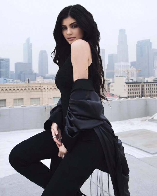 Amy Phạm hiện đang sinh sống và làm việc tại Los Angeles, Hoa Kỳ. Cô nàng được mệnh danh là phiên bản Kylie Jenner của Việt Nam. Nếu nhìn thoáng qua, chắc hẳn bạn sẽ giật mình bởi sự giống nhau gần đến 90% của Amy và em gái út nhà Kadarshian.