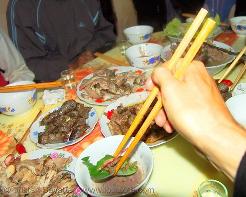 Thịt chó được chế biến thành nhiều món khác nhau, thường được dùng trong tiệc rượu của cánh đàn ông.