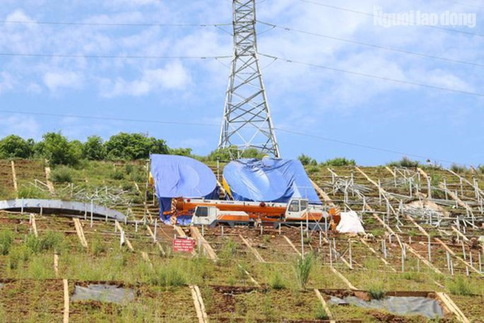 Dù công trình mới lắp được 1 chữ đầu tiên (có 3 ký tự), thế nhưng đứng dưới đường Trần Hưng Đạo (phường Phương Lâm, TP Hòa Bình), quan sát bằng mắt thường cũng thấy được sự bề thế và hoành tráng của công trình này.