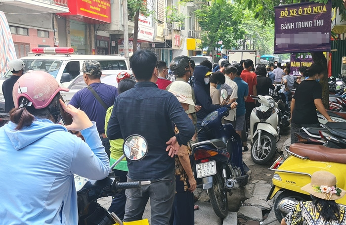 Người dân xếp hàng dài, tràn cả xuống lòng đường.