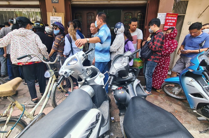 Loại bánh nướng thập cẩm nhân lạp xưởng, lá chanh, hạt sen, hạt dưa (loại nhỏ) bán tại cả hai cơ sở bánh trung thu truyền thống B.P trên phố Thụy Khuê có giá 40.000 đồng, loại to là 50.000 đồng. Bánh nướng thập cẩm nhân lạp xưởng, lá chanh, hạt sen, hạt dưa, dăm bông có giá 60.000 đồng...