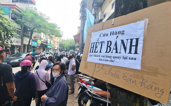 Dù cơ sở treo biển hết bánh, đến 15h chiều mới bán hàng, nhưng khách hàng vẫn kiên nhẫn chờ đợi, quyết không ra về.