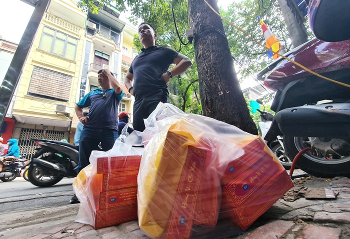 Tại cơ sở bánh B.P có bán một vài loại nhân khác như: Nhân đậu xanh trứng muối, hạt dưa - sen nhuyễn,... để khách hàng lựa chọn. Hầu hết, mỗi người đến đây xếp hàng mua bánh trung thu đều cố gắng mua với số lượng nhiều, không chỉ để gia đình ăn mà còn để tặng, biếu,... dịp Tết Trung thu.