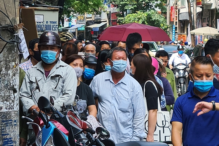 Người dân kéo đến mua bánh càng lúc càng đông nghịt.