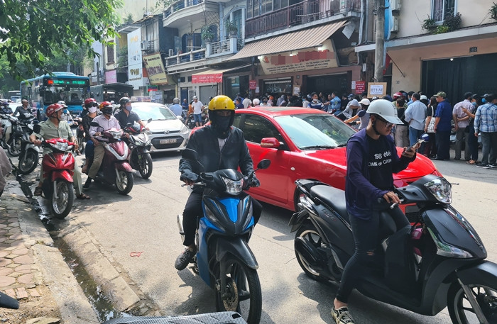 Đoạn đường Thụy Khuê di chuyển qua khu vực hai cơ sở bánh B.P thường xuyên rơi vào cảnh ùn tắc giao thông, do người dân dừng xe máy, chờ người thân mua bánh.