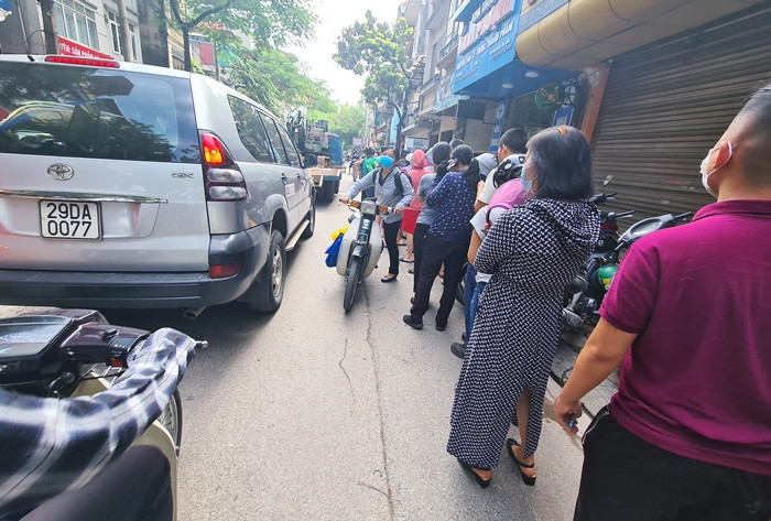 Nhiều khách hàng đến đây cho biết, dù trên thị trường hiện nay xuất hiện nhiều mẫu bánh trung thu hiện đại với các hương vị mới lạ, khác nhau. Thế nhưng, do tâm lý muốn thưởng thức hương vị bánh trung thu truyền thống nên khách hàng mới kéo nhau đến đây mua.