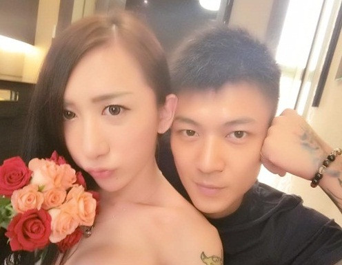 Theo thông tin đăng tải, Ngô Hoằng Dật và Giang Gia Văn có thể nói là vừa gặp đã yêu. Chỉ một thời gian ngắn sau khi hẹn hò và nói chuyện yêu đương, cả hai đều nhận ra tình cảm của mình thực sự nghiêm túc. Chính vì vậy, để tránh trường hợp quá đau lòng nếu chia tay, Gia Văn sau nhiều đêm suy nghĩ đã quyết định nói cho Hoằng Dật biết mình là người chuyển giới.