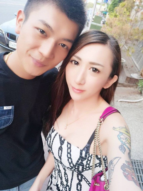 Chàng trai Ngô Hoằng Dật qua trò chuyện trên mạng, liền phải lòng và có mối quan hệ yêu đương với một cô gái trẻ xinh đẹp, gợi cảm có tên Giang Gia Văn. Thế nhưng sau khi yêu đương được một khoảng thời gian, Gia Văn cảm thấy tình cảm ngày càng đậm sâu, liền nói thật với Hoằng Dật rằng mình là người chuyển giới. Không ngờ rằng, khi biết bạn gái chuyển giới như vậy mà Hoằng Dật chỉ mất 5s để tiếp thu và chấp nhận. Anh chàng còn nói rằng, tình yêu không phân biệt giới tính. Sau đó, Hoằng Dật quyết tâm kiếm tiền, đưa người yêu sang Thái Lan hoàn thành ước mộng chuyển giới hoàn toàn.