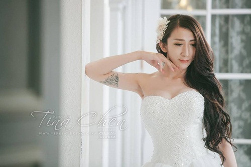 Gia Văn nói rằng, năm 19 tuổi, cô đã trải qua một lần phẫu thuật chuyển giới. Hiện tại, vẻ ngoài đã thực giống như bao cô gái khác nhưng trên thẻ căn cước, giới tính vẫn ghi là đàn ông, mong Hoằng Dật chấp nhận sự thật này.