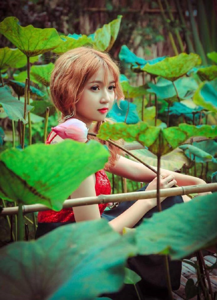 Cô gái xinh đẹp tâm sự: “Mình nghĩ ai cũng nên nuôi dưỡng một đam mê cho riêng bản thân, vậy nên mình mới có động lực và niềm tin để hiện thực hóa ước mơ đó. Mình yêu thích công việc make-up, tuy nhiên mình nhận ra bản thân còn quá nhỏ và non kinh nghiệm nên mình định hướng thời gian này sẽ thiên về kinh doanh online một số mặt hàng về làm đẹp để xây dựng một nền tảng nhất định về công việc make-up”.
