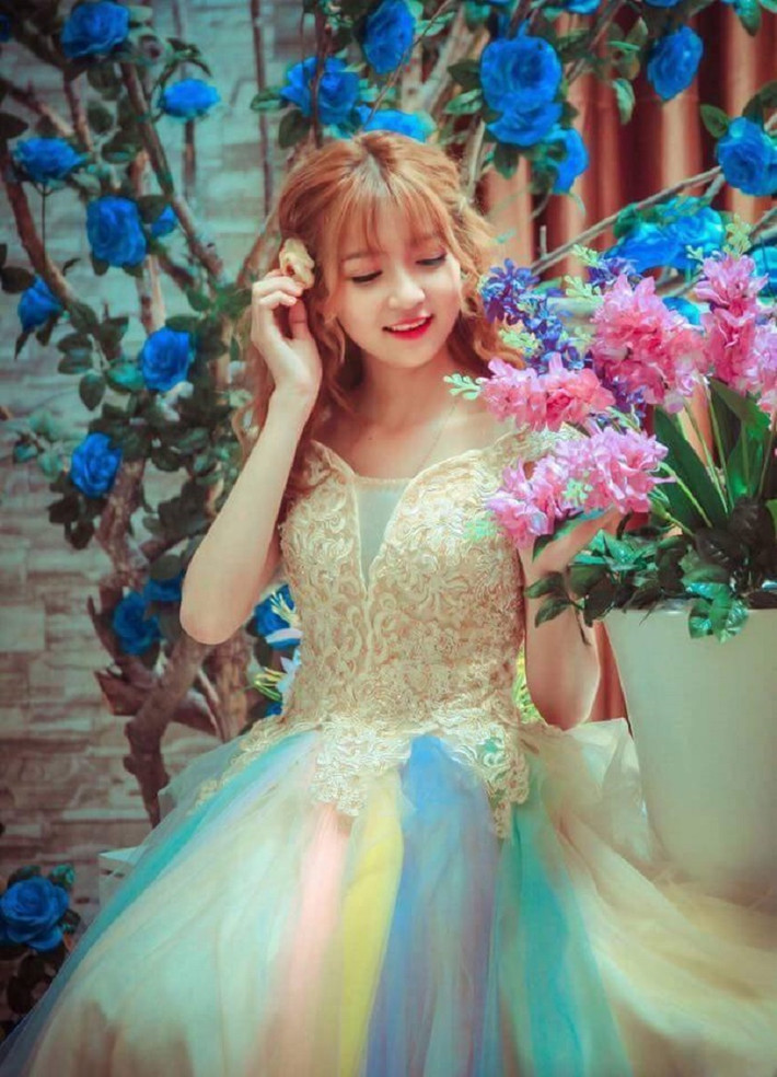 Sở hữu một vẻ ngoài ưu nhìn cộng với thẩm mỹ thời trang tốt nên cô gái Vĩnh Long lọt vào “mắt xanh” của rất nhiều shop thời trang tuổi teen trên địa bàn.