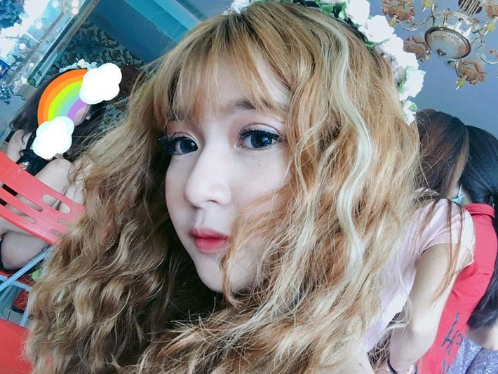 “Mình rất thích chụp ảnh vì mình nghĩ nó sẽ giúp chúng ta lưu giữ lại những khoảnh khắc đẹp trong từng giai đoạn của mỗi người. Thanh xuân cũng như tuổi trẻ trôi qua rất nhanh, do đó mình thường có thói quen sẽ chụp một bộ ảnh vào một thời điểm đặc biệt để sau này ngắm nhìn lại. Và mới đây nhất mình có chụp một bộ ảnh với Sen để tự nhắc nhở bản thân mình phải giữ cho bản thân mình thật thanh cao và kiêu hãnh dù ở bất kì môi trường nào”, Yến Oanh chia sẻ.