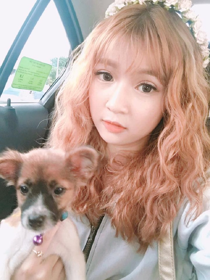 Được biết cô nàng 10X này có sở thích chụp ảnh và đi du lịch. Vì vậy tranh thủ thời gian rảnh rỗi cô nàng thường lên concept chụp hình cũng như xách ba lô lên và đi đến những nơi mình yêu thích.