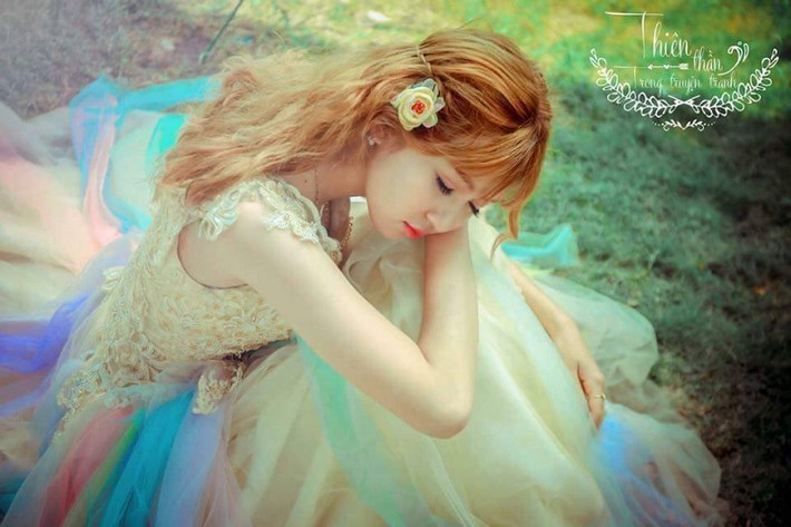 Được biết cô nàng cũng đang là một mẫu thời trang cho một số cửa hàng, studio tại Bình Dương. Tuy nhiên Yến Oanh cho biết cô nàng chỉ thật sự nhận lời nếu thật sự thấy hợp với phong cách và độ tuổi của mình.