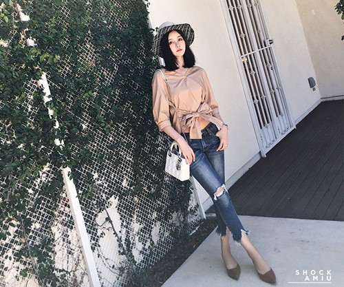 Đằng Vũ Giai, năm nay 25 tuổi, trong khi nhiều cô gái khác cùng độ tuổi mới chân ướt chân ráo va vấp vào xã hội, nàng hot girl đã sở hữu khối tài sản kếch sù. Cùng với đó, từ 317.000 người, hiện tại Vũ Giai đã có 3,18 triệu người theo dõi, yêu thích chỉ tính riêng trên trang weibo cá nhân, thực sự đáng để khâm phục và học tập.