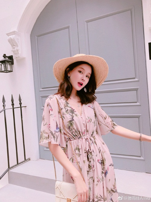 Trong số đó, Đằng Vũ Giai, 1 trong 10 hot girl nổi tiếng nhất Trung Quốc là minh chứng rõ ràng nhất cho kiểu hot girl vừa có nhan sắc lại vừa có trí tuệ. Nhắc đến Đằng Vũ Giai, nhiều người không khỏi thán phục chí hướng làm giàu của cô nàng. Vũ Giai ngay từ khi học đại học đã theo đuổi nghề người mẫu. Với lợi thế ngoại hình, nữ sinh viên xinh đẹp phát triển rất tốt lĩnh vực làm mẫu ảnh của mình.