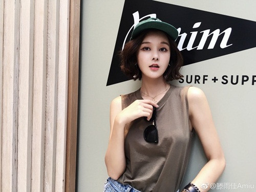 Danh xưng hot girl hiện đã bị gán cho quá nhiều đối tượng và nó mang cả nghĩa tốt và xấu. Nhắc đến hot girl người ta thường nghĩ rằng đó là những cô gái chân dài, da trắng, mặt xinh nhưng không có đầu óc. Tuy nhiên, thực tế, có những cô nàng hot girl không chỉ biết chu mỏ chụp ảnh tự sướng, khoe ngực khủng, khoe vòng ba ngoại cỡ, họ còn biết phát triển sự nghiệp của mình một cách cực kỳ ấn tượng.