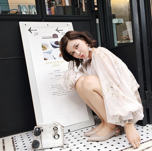 Thế nhưng, đến năm thứ 2 đại học, bài vở ngày một nhiều lên. Trong khi đó, Vũ Giai lại rất đam mê thời trang, cô nàng mở cửa hàng bán quần áo và làm mẫu ảnh nhiều, cực kỳ chuyên tâm vào việc phát triển cửa hàng, không có thời gian đi học, đi thi.