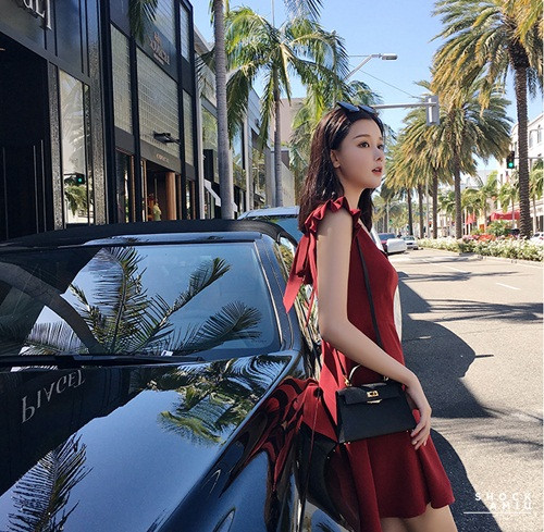 Tất cả những thứ đồ Vũ Giai mặc trên người đều được cô nàng bán. Với gu thời trang trẻ trung, thời thượng và mức giá phân dòng khác biệt, phương châm lấy chữ tín làm đầu, rất nhanh chóng, những sản phẩm của nàng hot girl xinh đẹp được đón nhận.