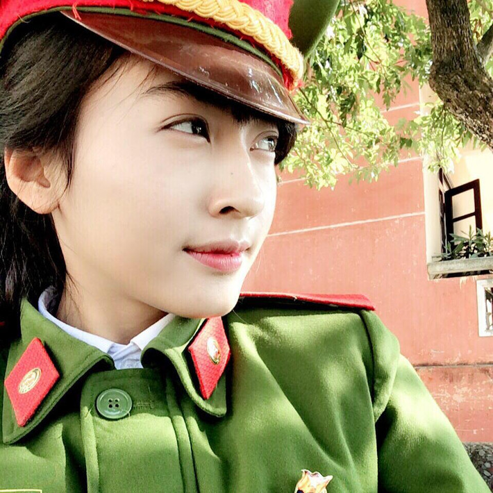"Có nhiều bạn nhắn tin hỏi thăm em. Cũng có một vài người khen ngợi, xin làm quen... nhưng cũng có nhiều người bình luận không hay, gửi tin nhắn làm phiền. Đến bây giờ em cảm thấy hơi sợ mạng xã hội", Khánh Ly cho biết.