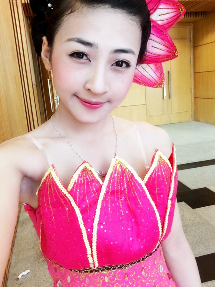 Xinh đẹp, năng động và nhiệt tình... Khánh Ly còn là một gương mặt quen thuộc, khá nổi bật trong đội văn nghệ xung kích trường T45.