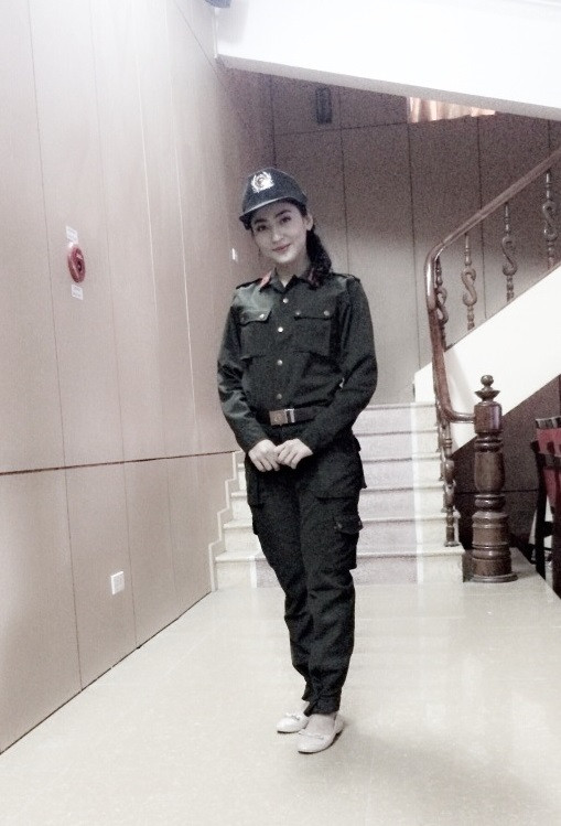 Ngoài đời, Khánh Ly tự nhận mình là một cô gái mạnh mẽ và cá tính. Có được điều này là nhờ quá trình rèn luyện trong ngành cảnh sát suốt 2 năm nay. "Do thường tập luyện chẳng thua kém gì các bạn nam nên em cũng cảm thấy bản thân mình mạnh mẽ hơn!", Khánh Ly cho biết.