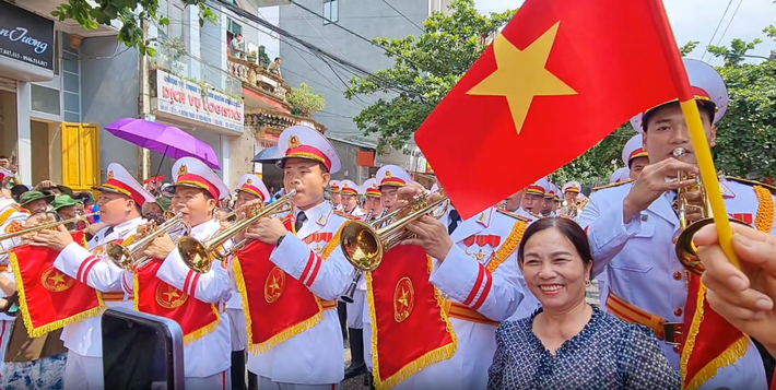 Niềm vui ngập tràn trên gương mặt khi nghe đội quân nhạc thổi kèn ca khúc "Giải phóng Điện Biên".